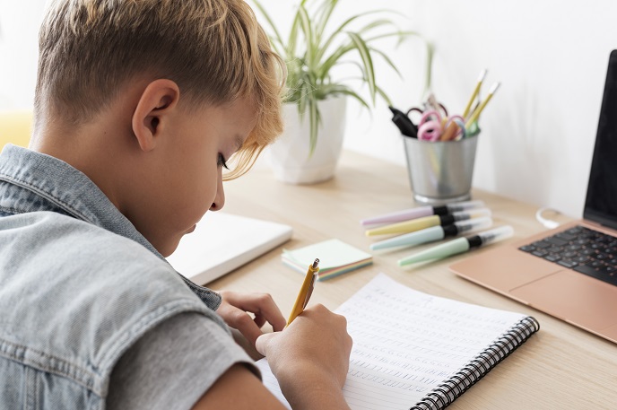 Мальчик учится писать Мальчик учится писать