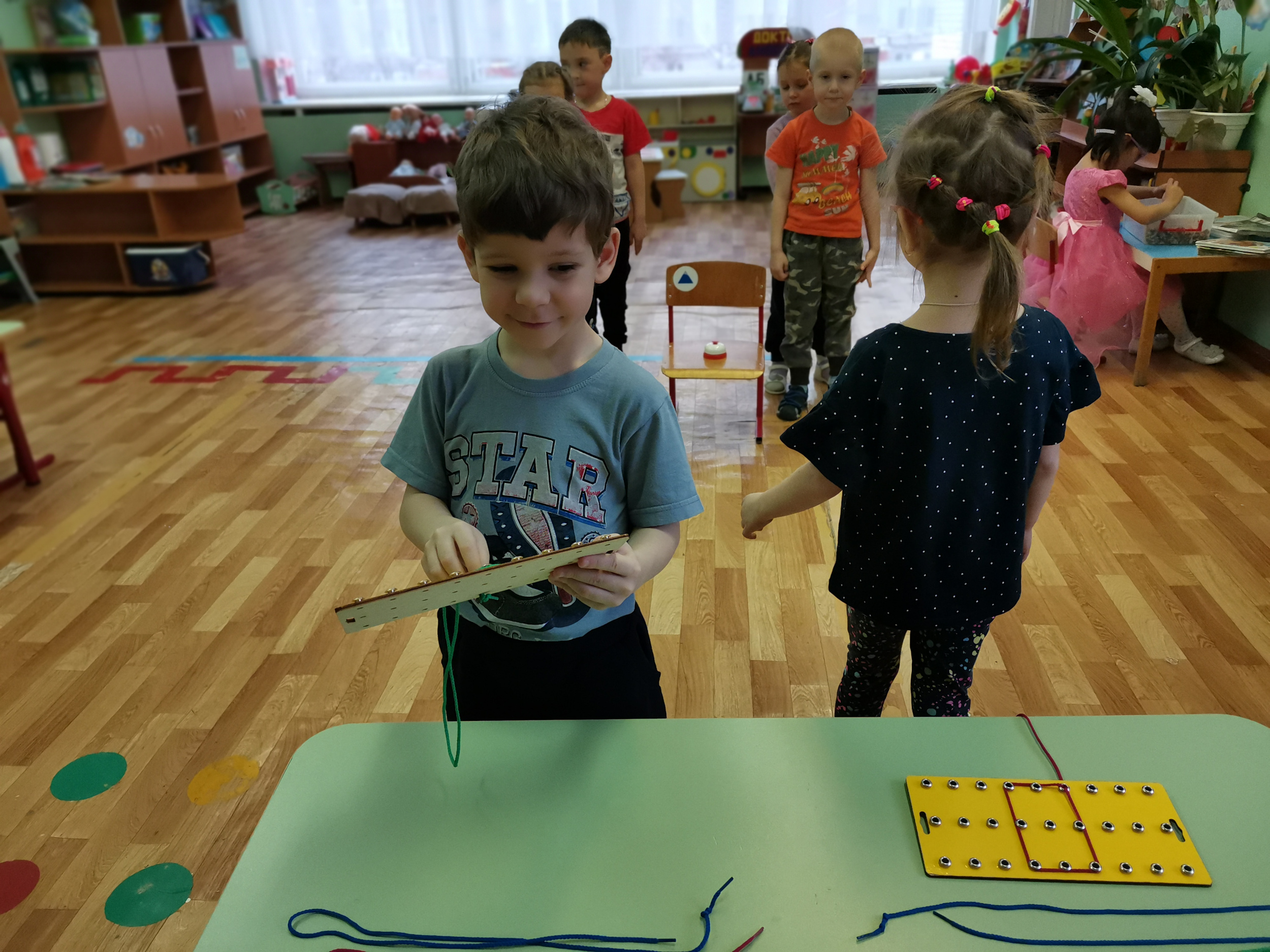 Старшие дети знакомятся со «Шнуром-затейником» Старшие дети знакомятся со «Шнуром-затейником»