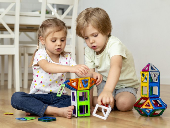 Дети играют с конструктором Дети играют с конструктором