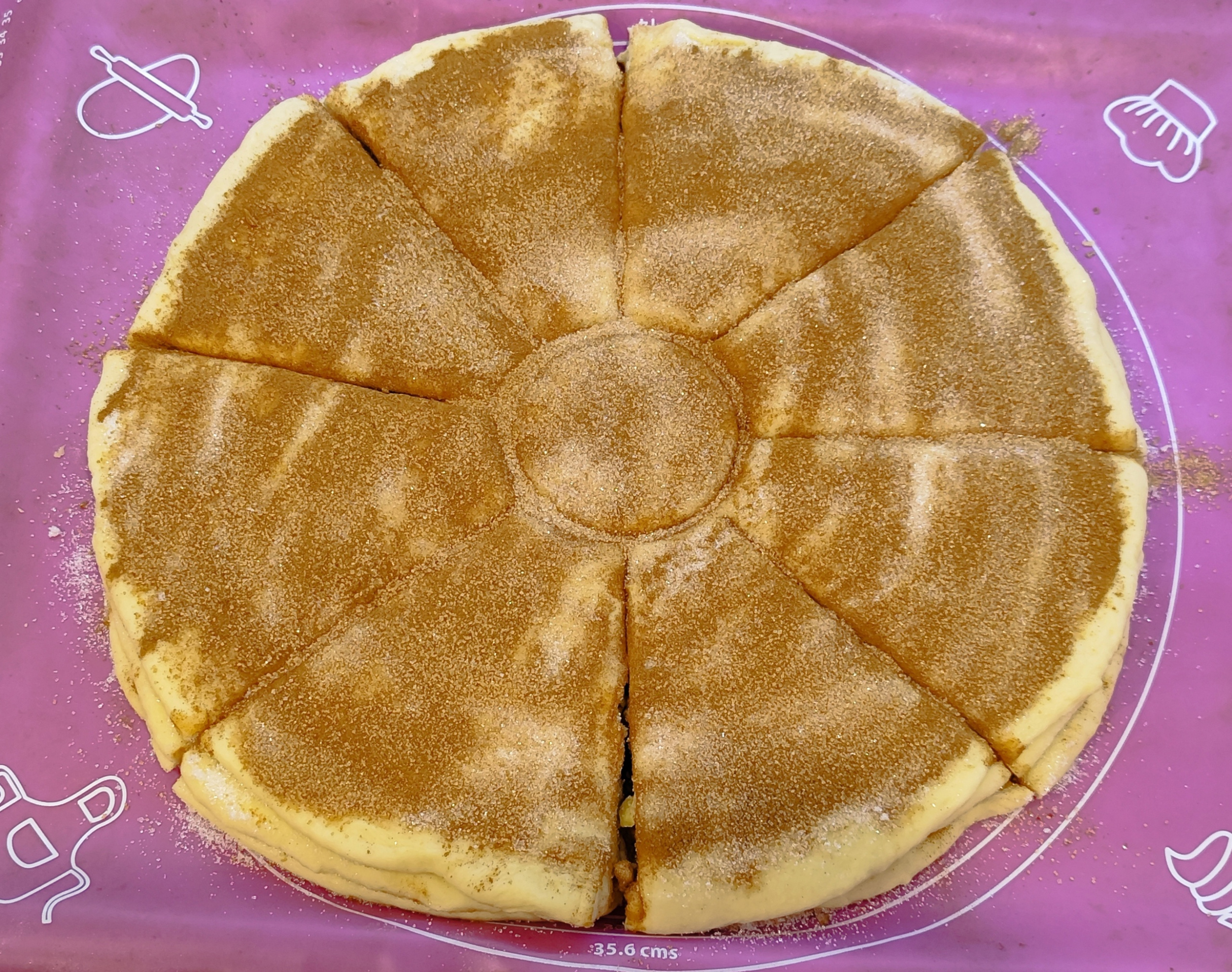 На самом верхнем слое стаканом отметьте центр и порежьте лучи На самом верхнем слое стаканом отметьте центр и порежьте лучи