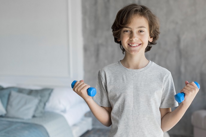 Мальчик с гантелями Мальчик с гантелями