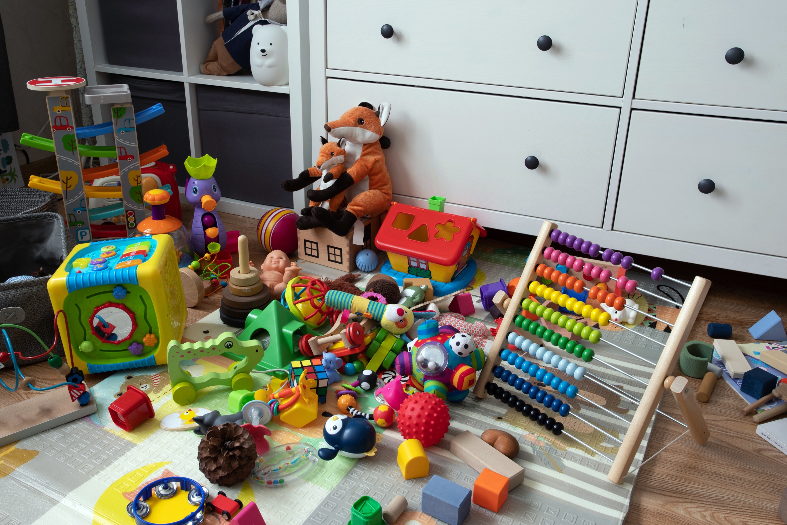 01 realistic-shot-life-as-it-is-mess-children-s-toys-apartment-home-mountains.jpg 01 realistic-shot-life-as-it-is-mess-children-s-toys-apartment-home-mountains.jpg