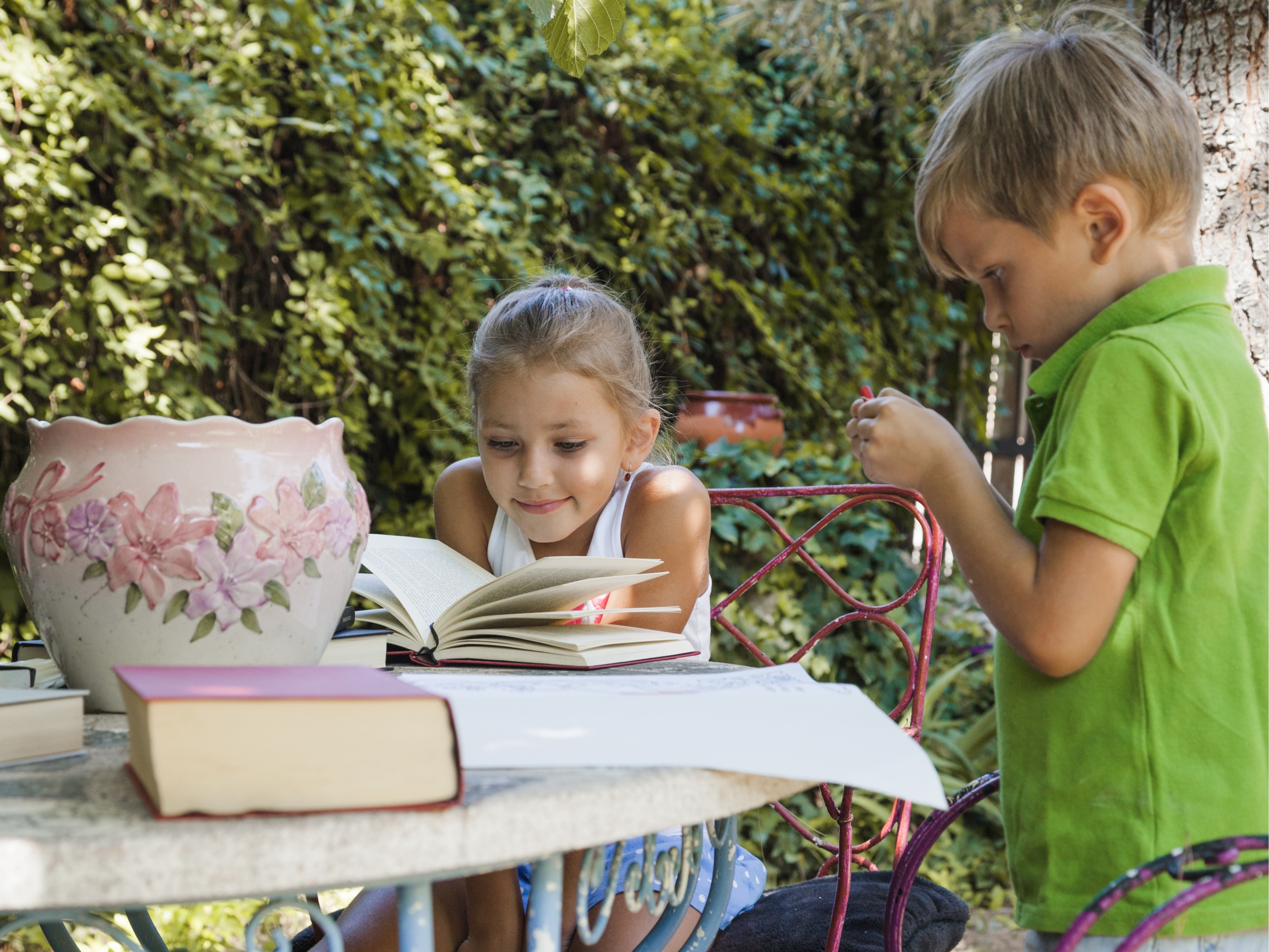 книги kids-reading-table-garden.jpg