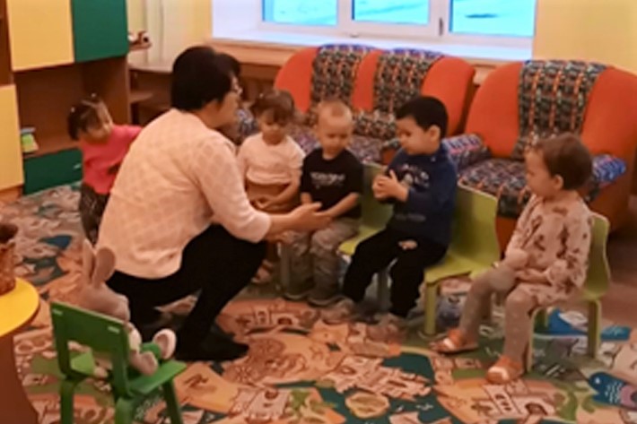 Вручение коврика зайчику