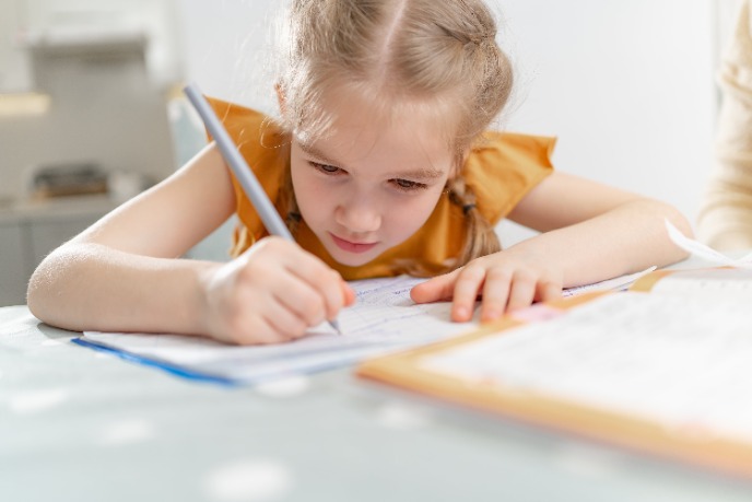 девочка в желтом платье пишет в тетради.jpeg