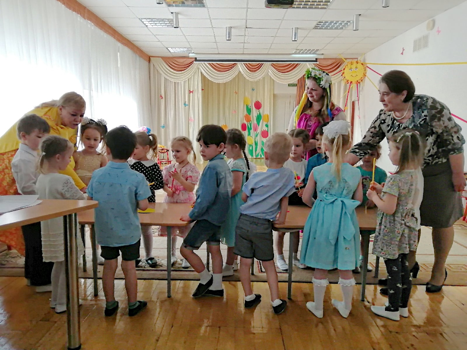 Дети выполняют физкультминутку Дети выполняют физкультминутку