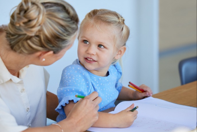 Мама занимается с дочкой.jpeg