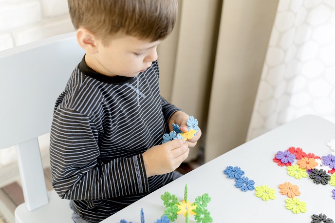 Мальчик играет Мальчик играет