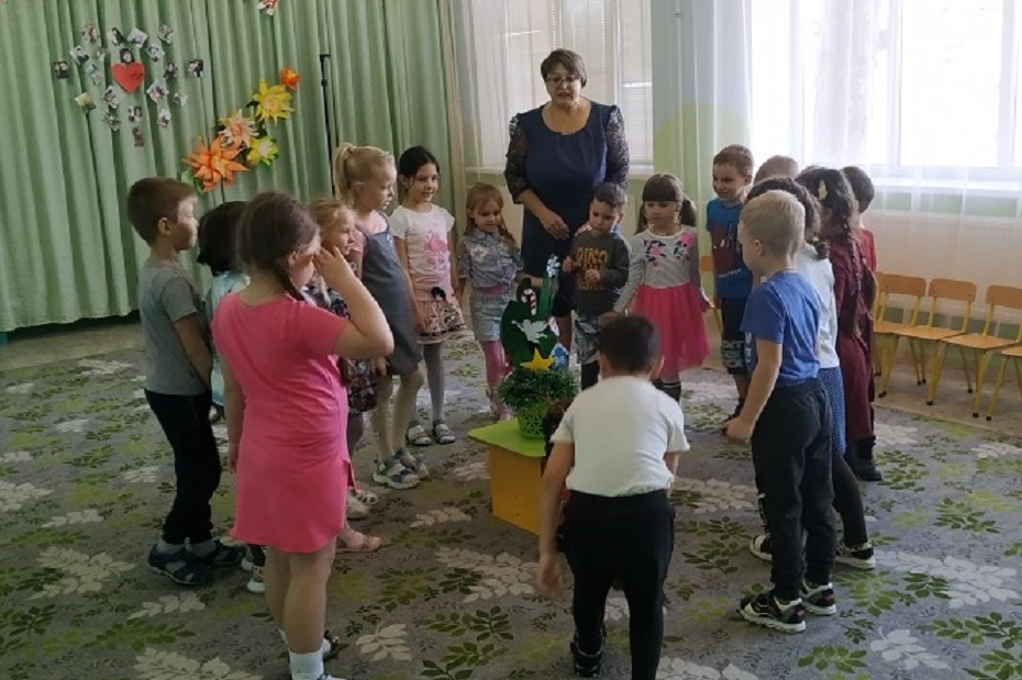 Дети с интересом рассматривают Дети с интересом рассматривают