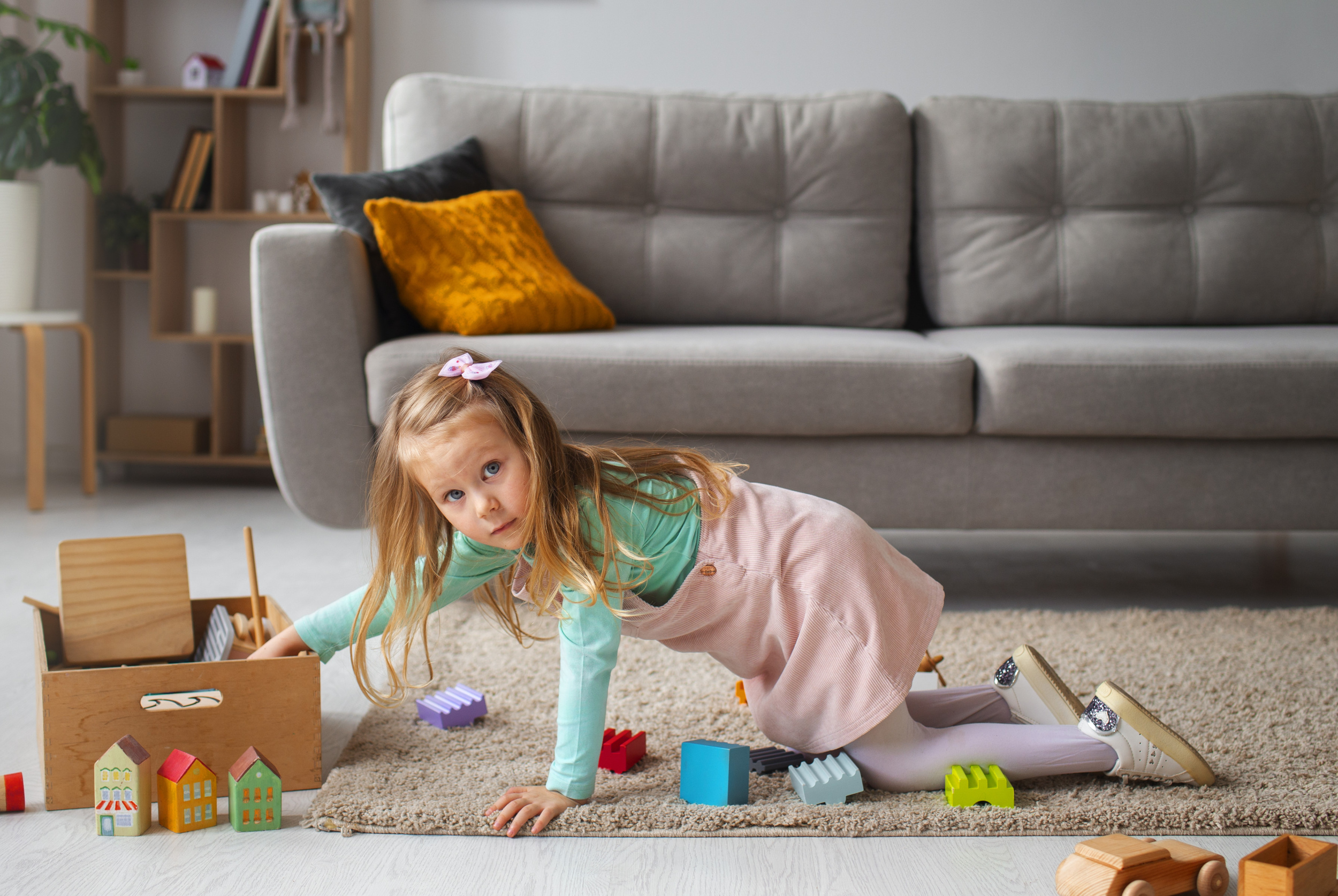 1 full-shot-girl-playing-home.jpg 1 full-shot-girl-playing-home.jpg