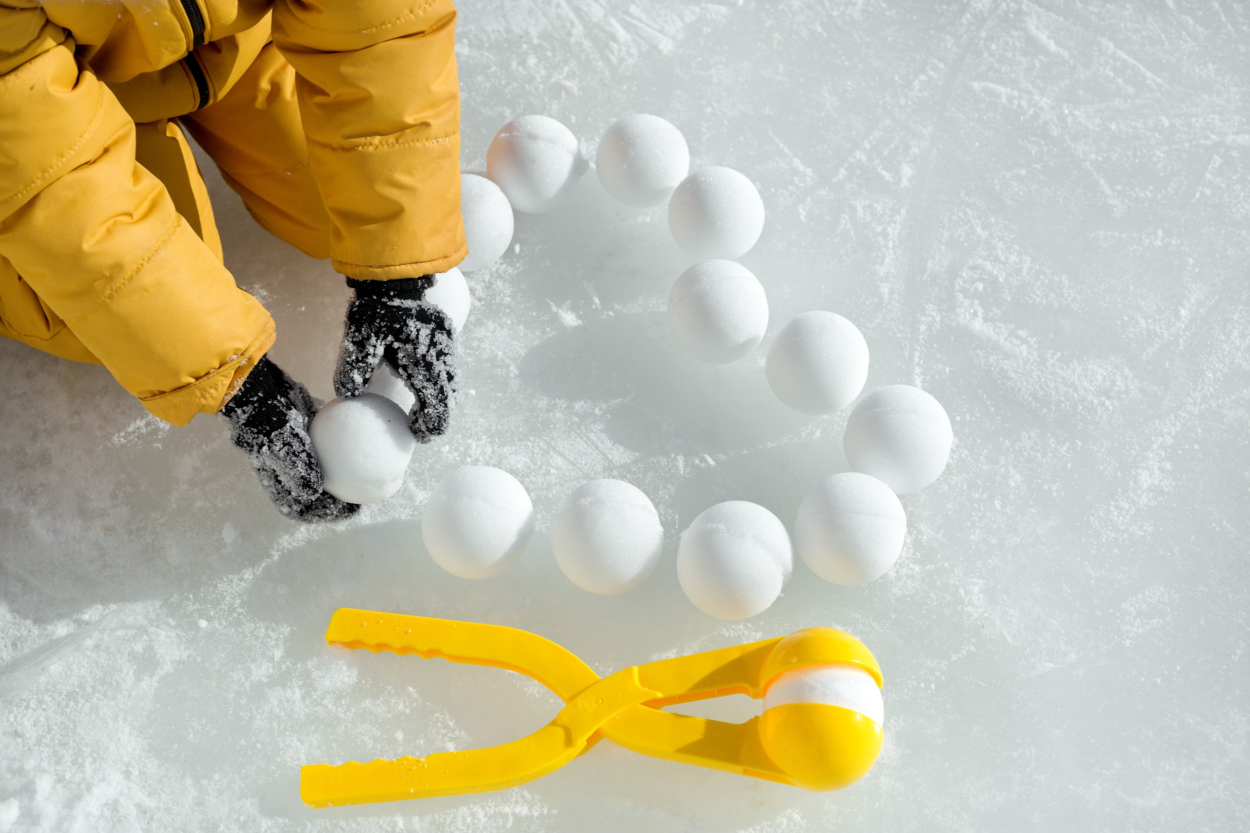 1 rebenok-raskladyvaet-snezki-v-forme-serdca-na-l-du-sdelannom-s-pomos-u-instrumenta-pohozego-na-sipcy.jpg 1 rebenok-raskladyvaet-snezki-v-forme-serdca-na-l-du-sdelannom-s-pomos-u-instrumenta-pohozego-na-sipcy.jpg