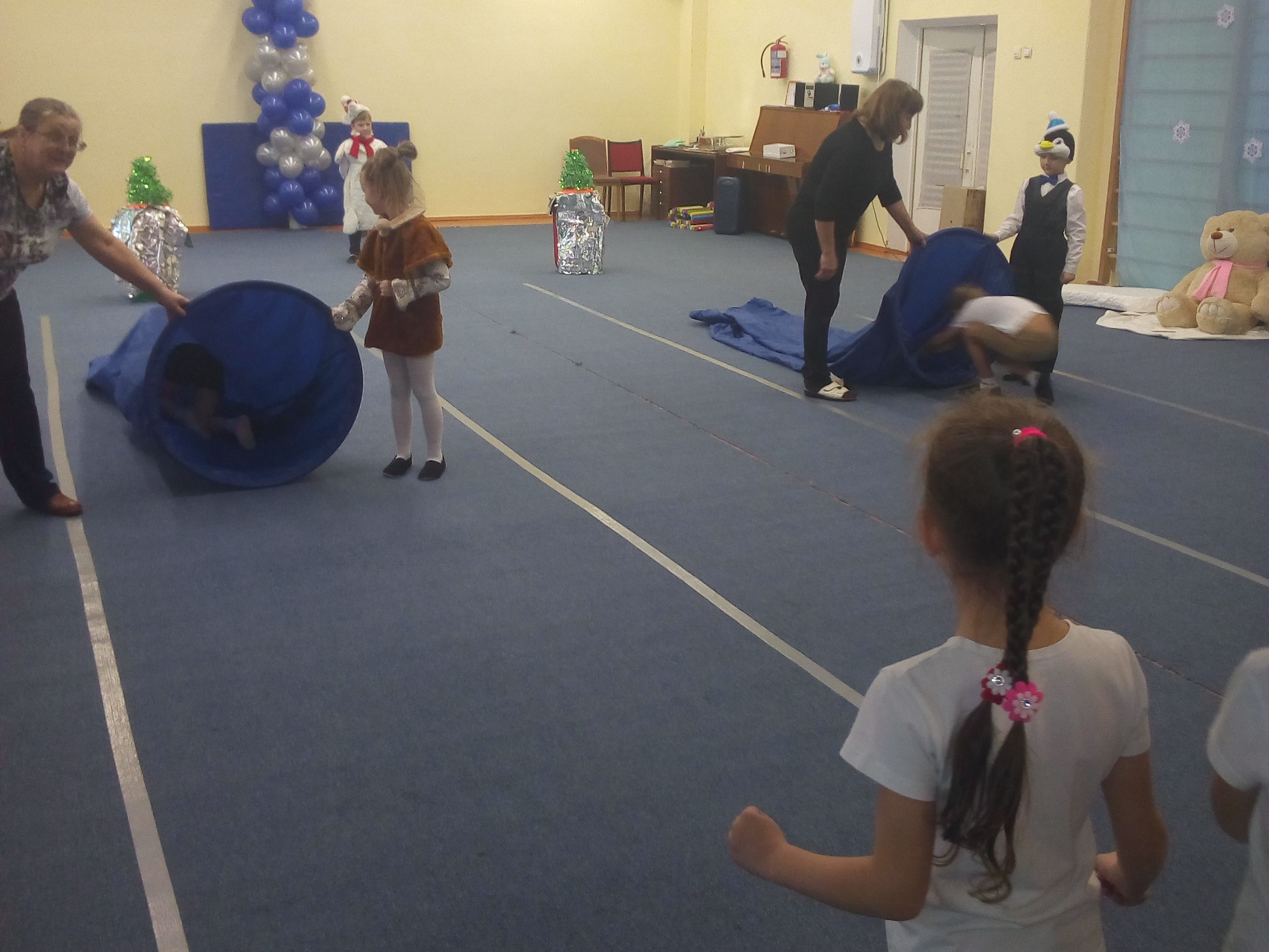 Эстафета «Прокатиться по льду» Эстафета «Прокатиться по льду»