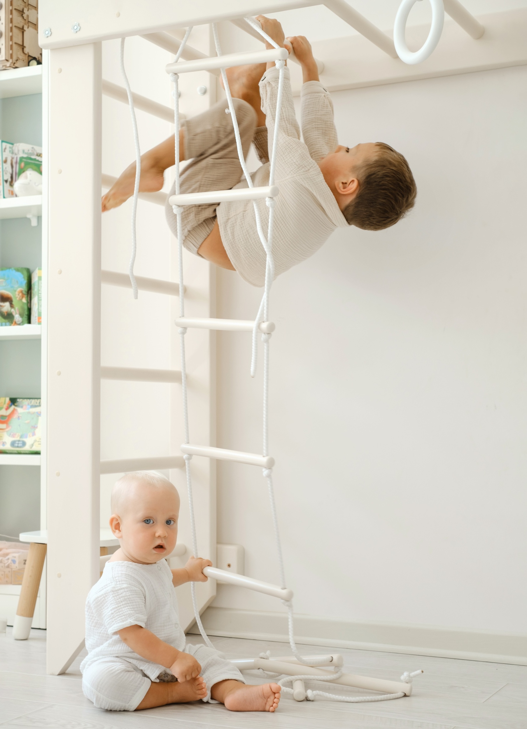 3 deti-zanimautsa-sportom-na-detskom-trenazernom-zale-rebenok-podnimaetsa-po-lestnice-v-igrovoi-komnate-brat-a-i-sestry.jpg