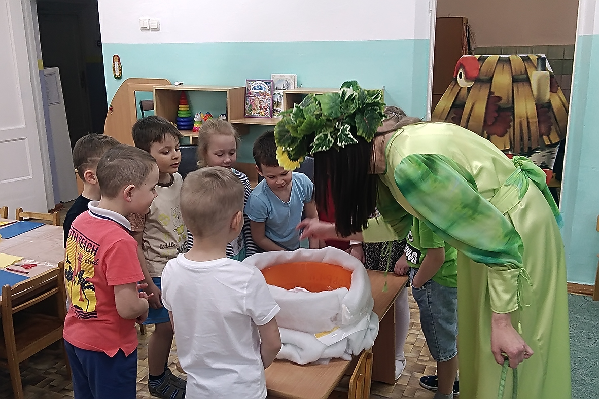 На лугу растут цветы На лугу растут цветы