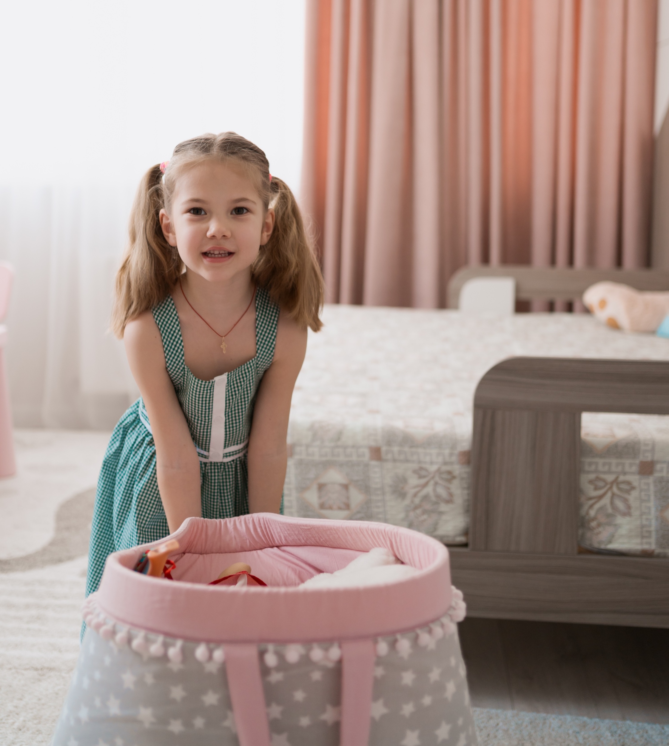 70 - prekrasnaa-malen-kaa-devocka-igraet-v-svoei-komnate.jpg 70 - prekrasnaa-malen-kaa-devocka-igraet-v-svoei-komnate.jpg