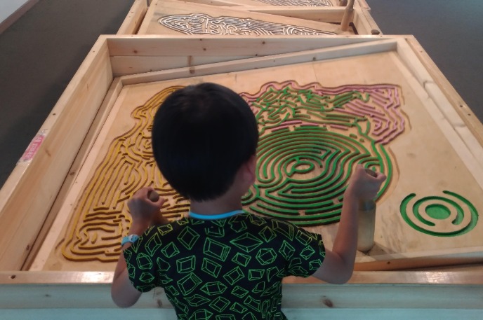 Мальчик играет с большим лабиринтом.jpeg