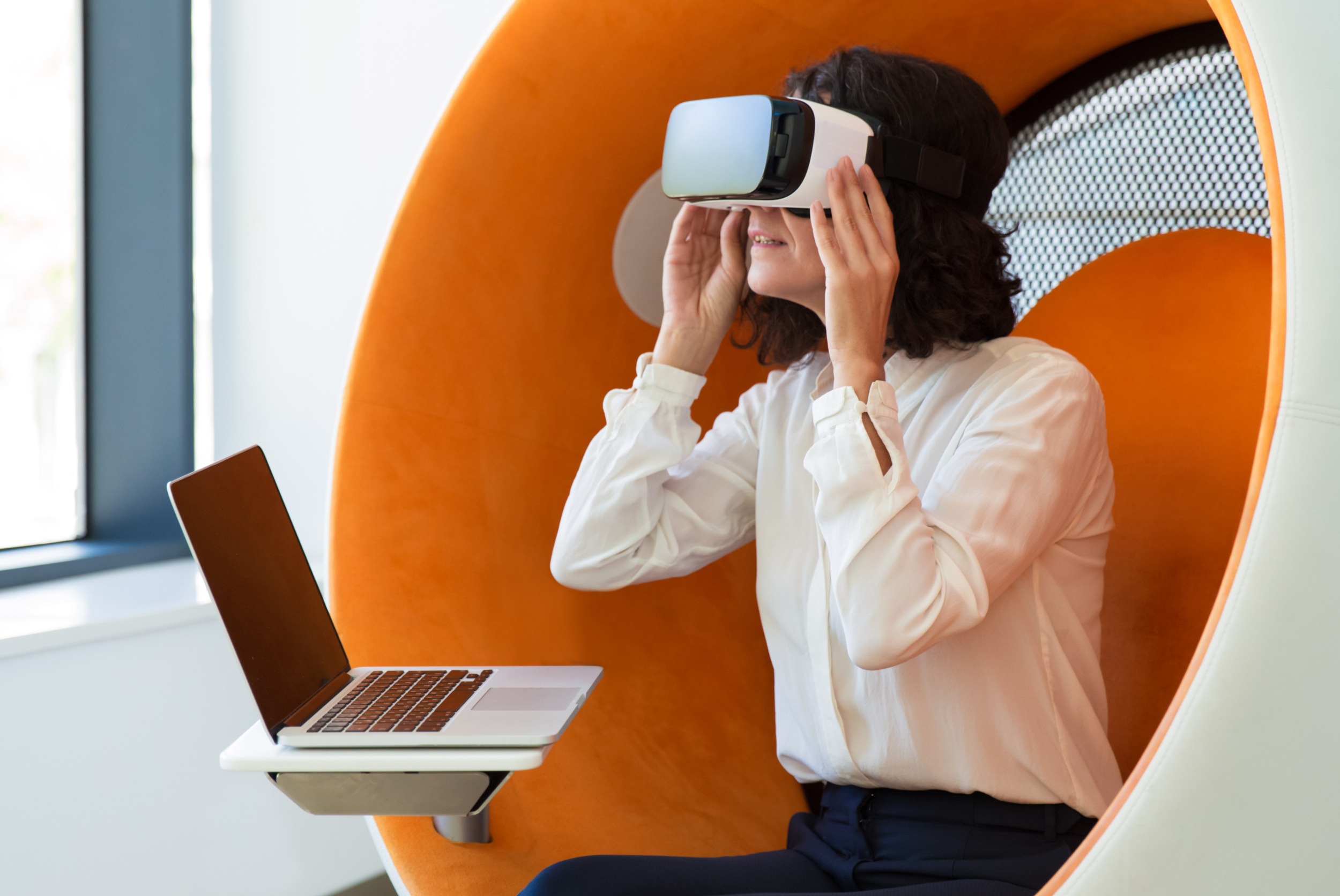 2 businesswoman-watching-interactive-presentation.jpg