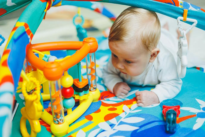 Малыш с игрушкой