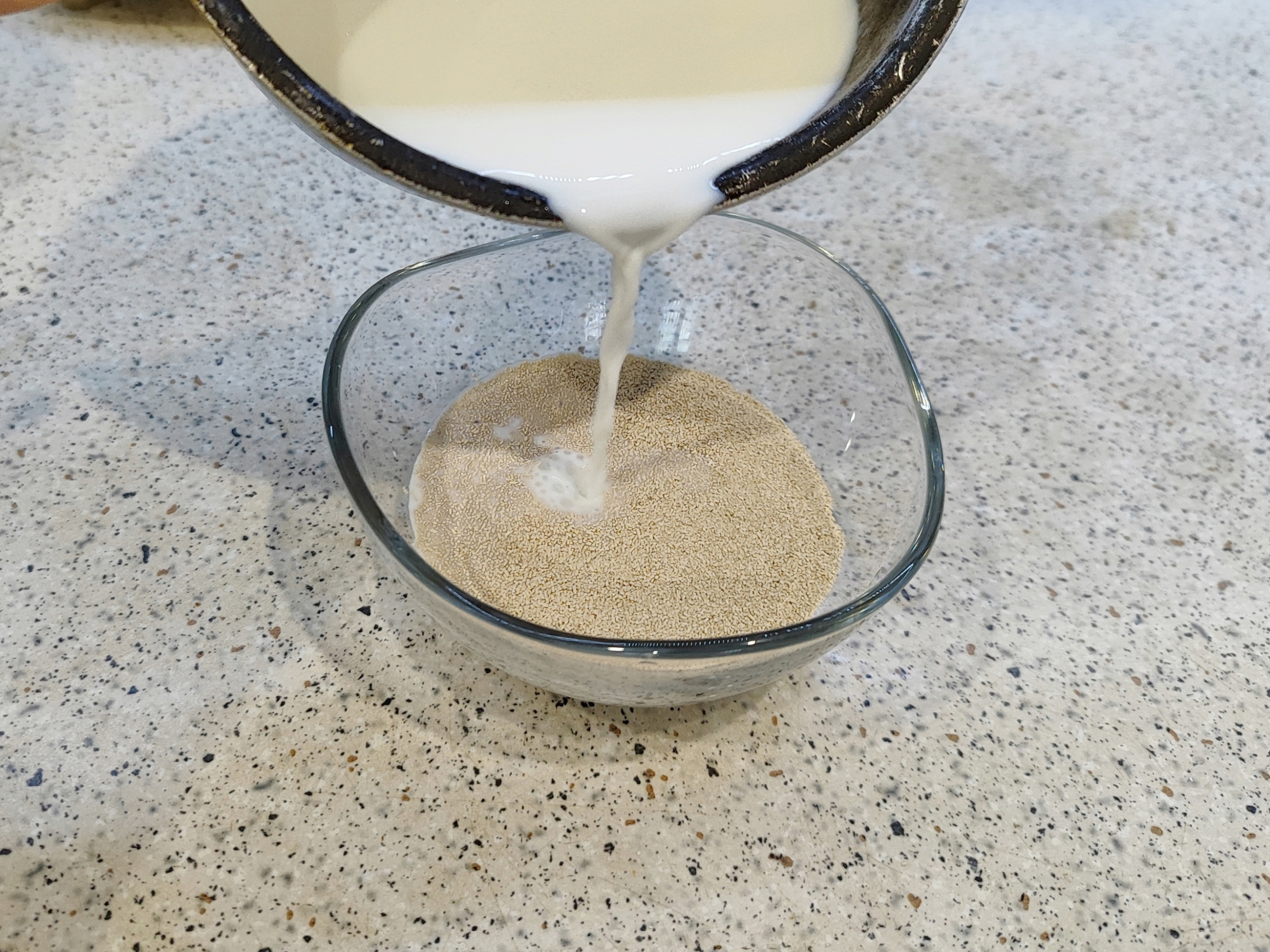 Залейте сухие дрожжи тёплым молоком Залейте сухие дрожжи тёплым молоком