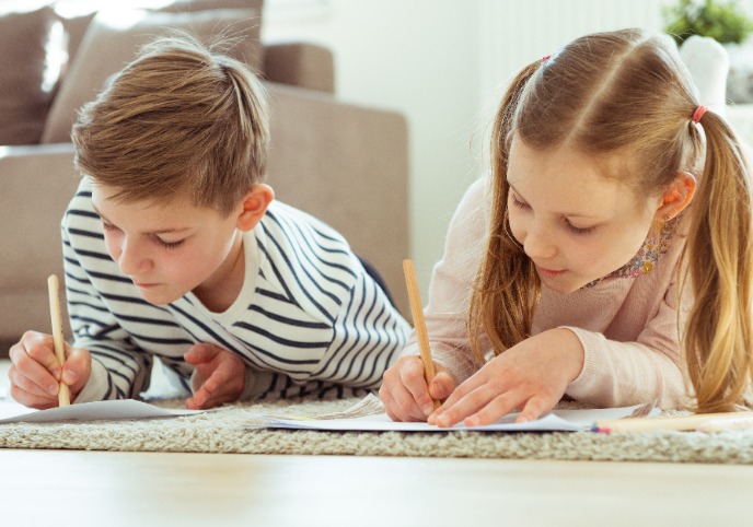 Брат и сестра делают уроки.jpeg