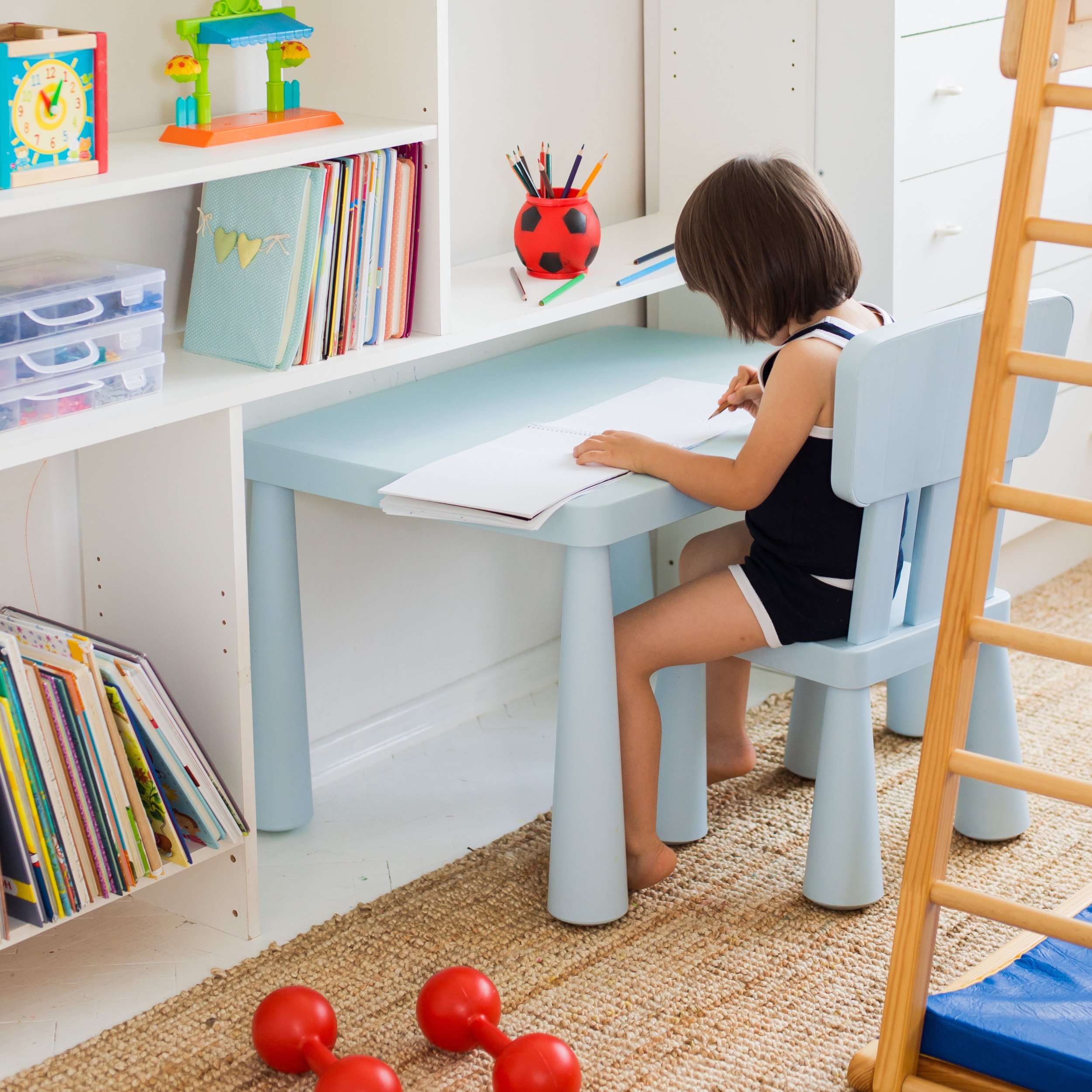 7 rebenok-risuet-karandasami-sida-za-stolom-v-detskoi-komnate.jpg