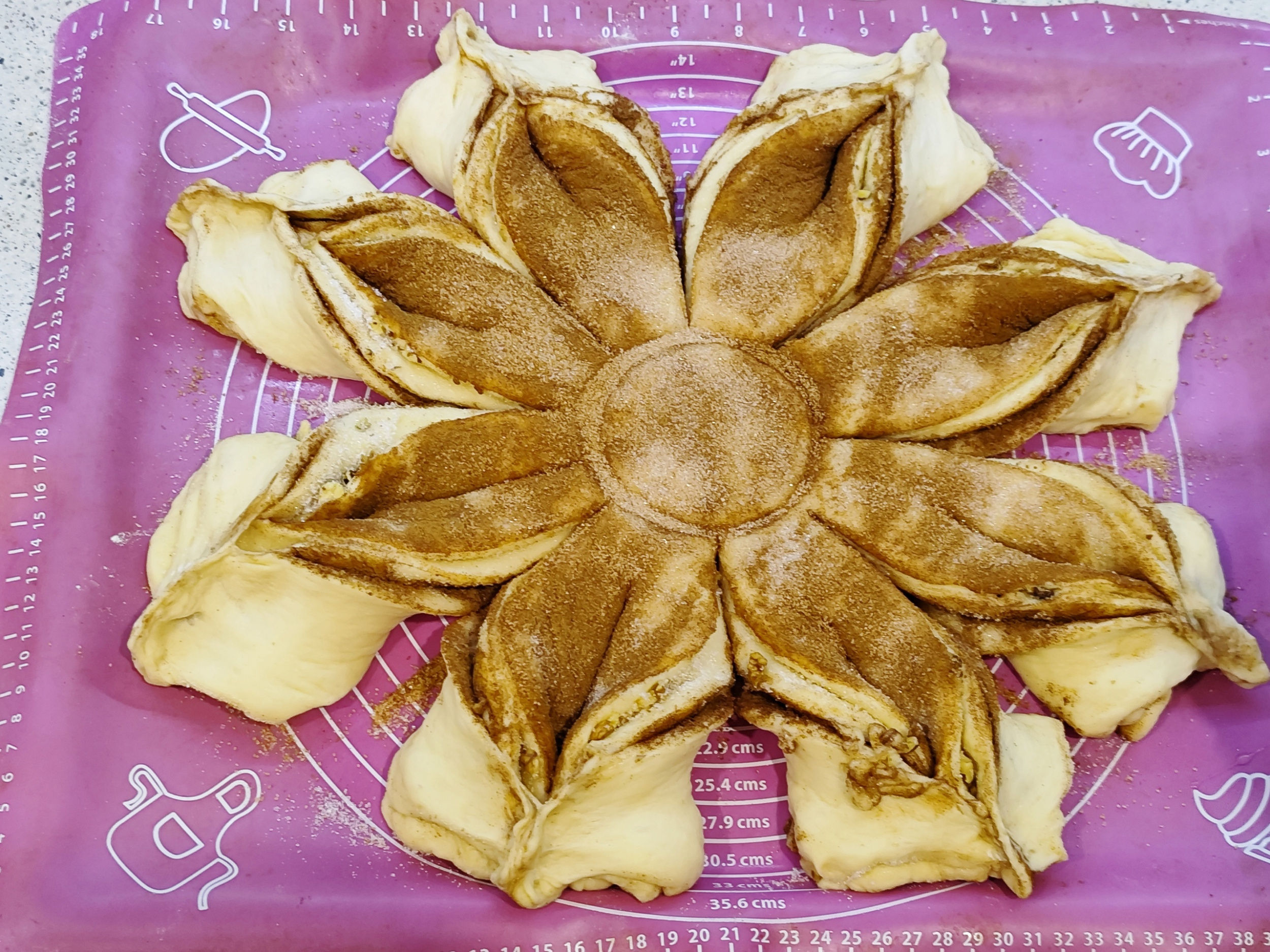 Смажьте верх взбитым яйцом Смажьте верх взбитым яйцом