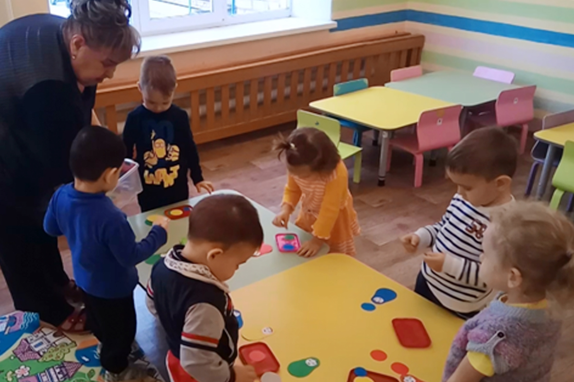 Какого цвета эта матрёшка? Какого цвета эта матрёшка?