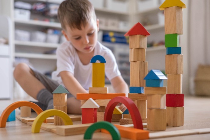 Мальчик играет с деревянным конструктором.jpeg