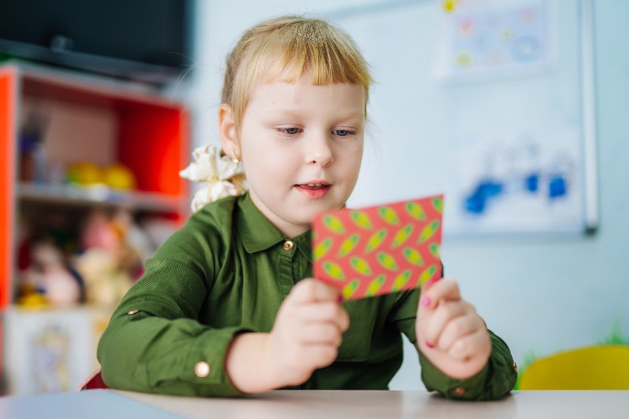 Девочка смотрит на карточку.jpeg