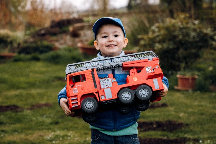 Мальчик с большой пожарной машиной.jpeg