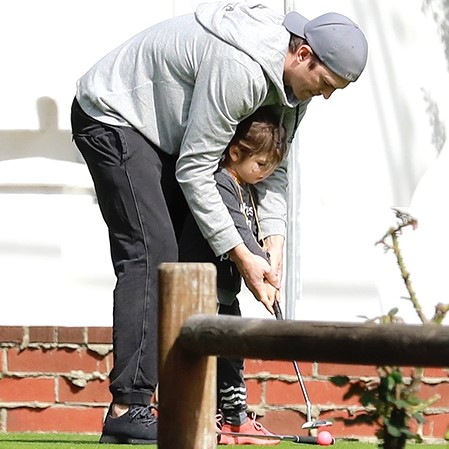 Эштон Катчер научил дочь Уайетт играть в гольф Эштон Катчер научил дочь Уайетт играть в гольф