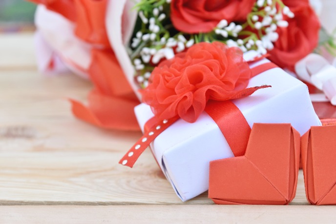 Подарочная коробка с красным бантом и цветы.jpeg