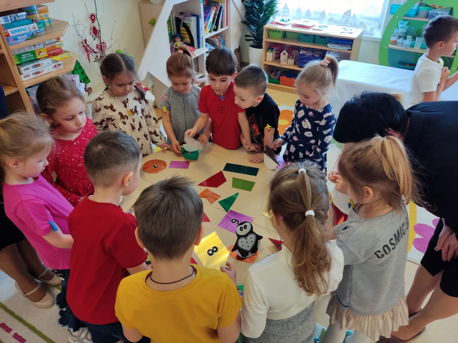 Воспитатели рассказывают детям сказку о радужных капельках Воспитатели рассказывают детям сказку о радужных капельках