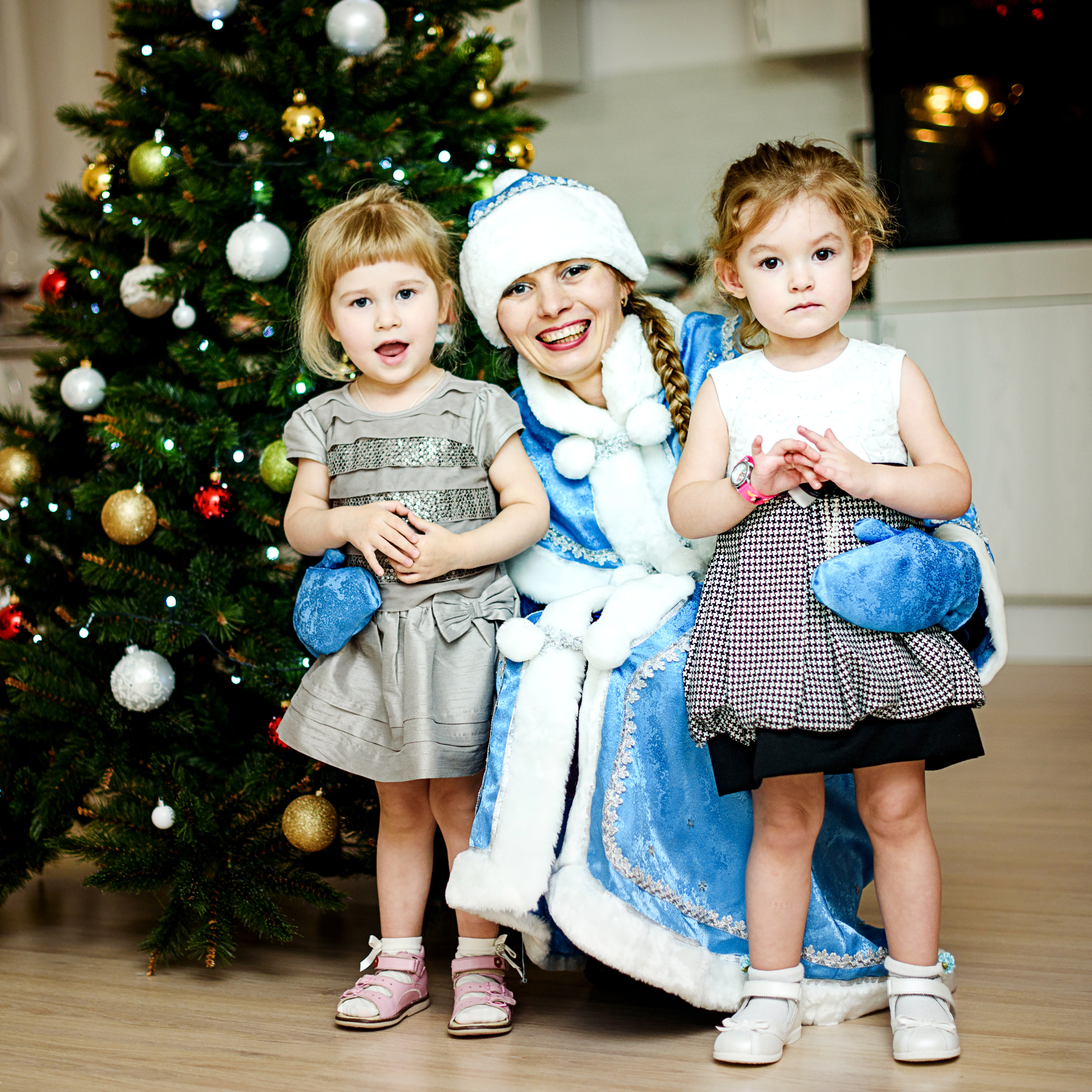 2 saint-petersburg-russia-24-dec-2016-children-s-new-year-greetings-children-playing-with-snow-maiden-greetings-gifts-dance-around-christmas-tree-family-portraits.jpg
