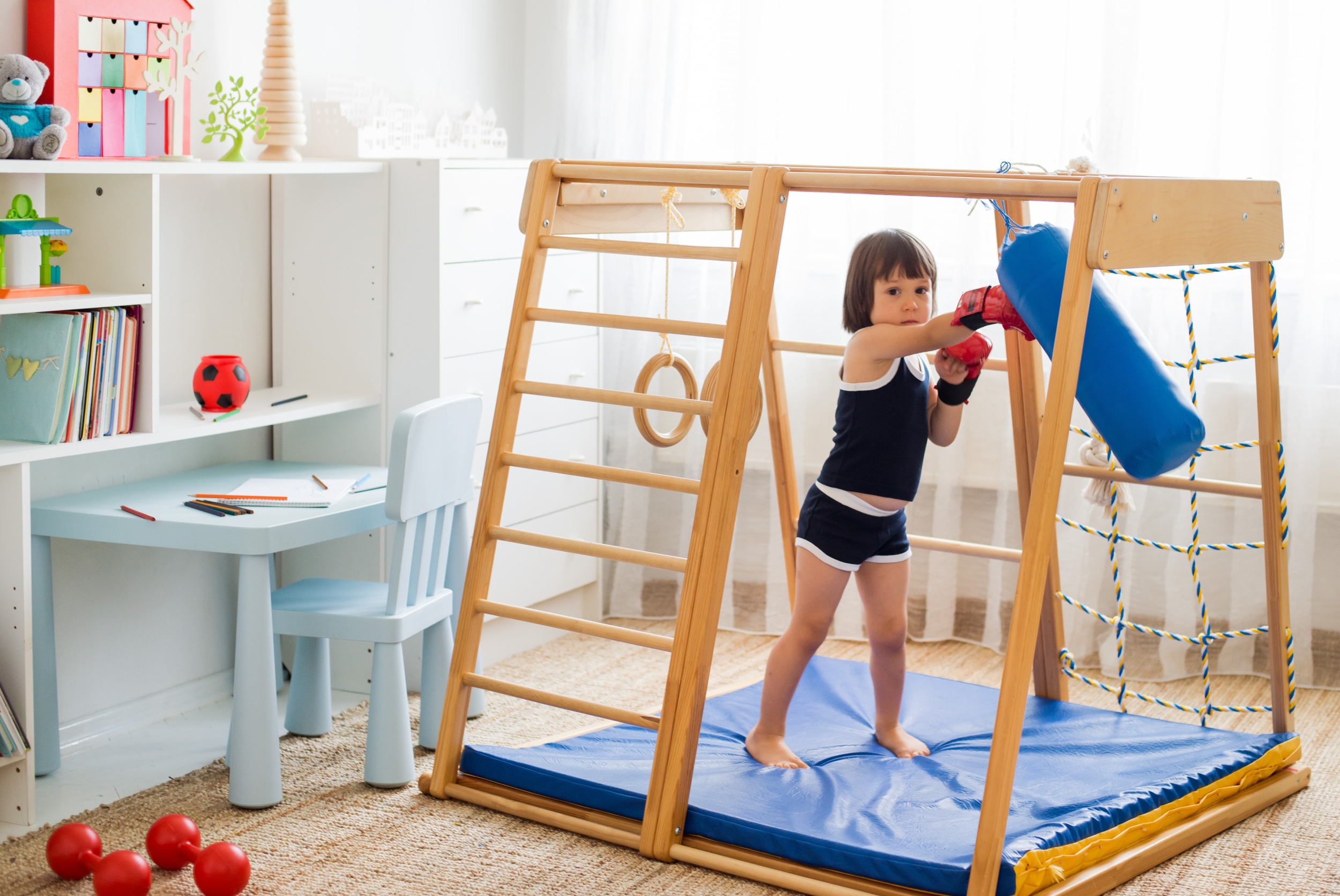 1 malen-kii-rebenok-zanimaetsa-boksom-na-derevannom-domasnem-sportivnom-komplekse.jpg