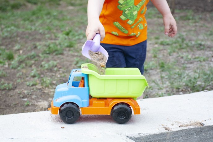 Малыш и большая машина.jpeg