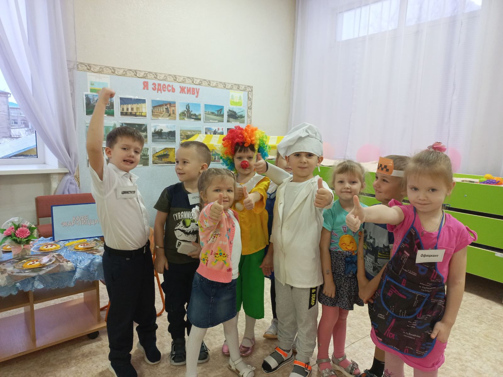 Администратор кафе встречает посетителей Администратор кафе встречает посетителей