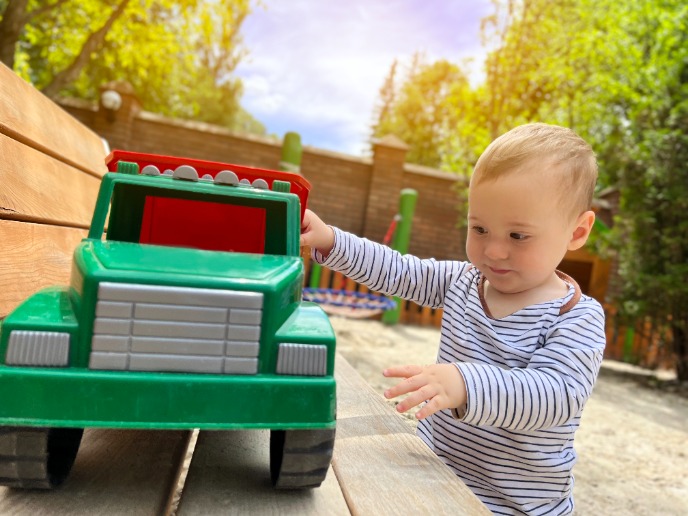 Малышу нравится большая машина.jpeg