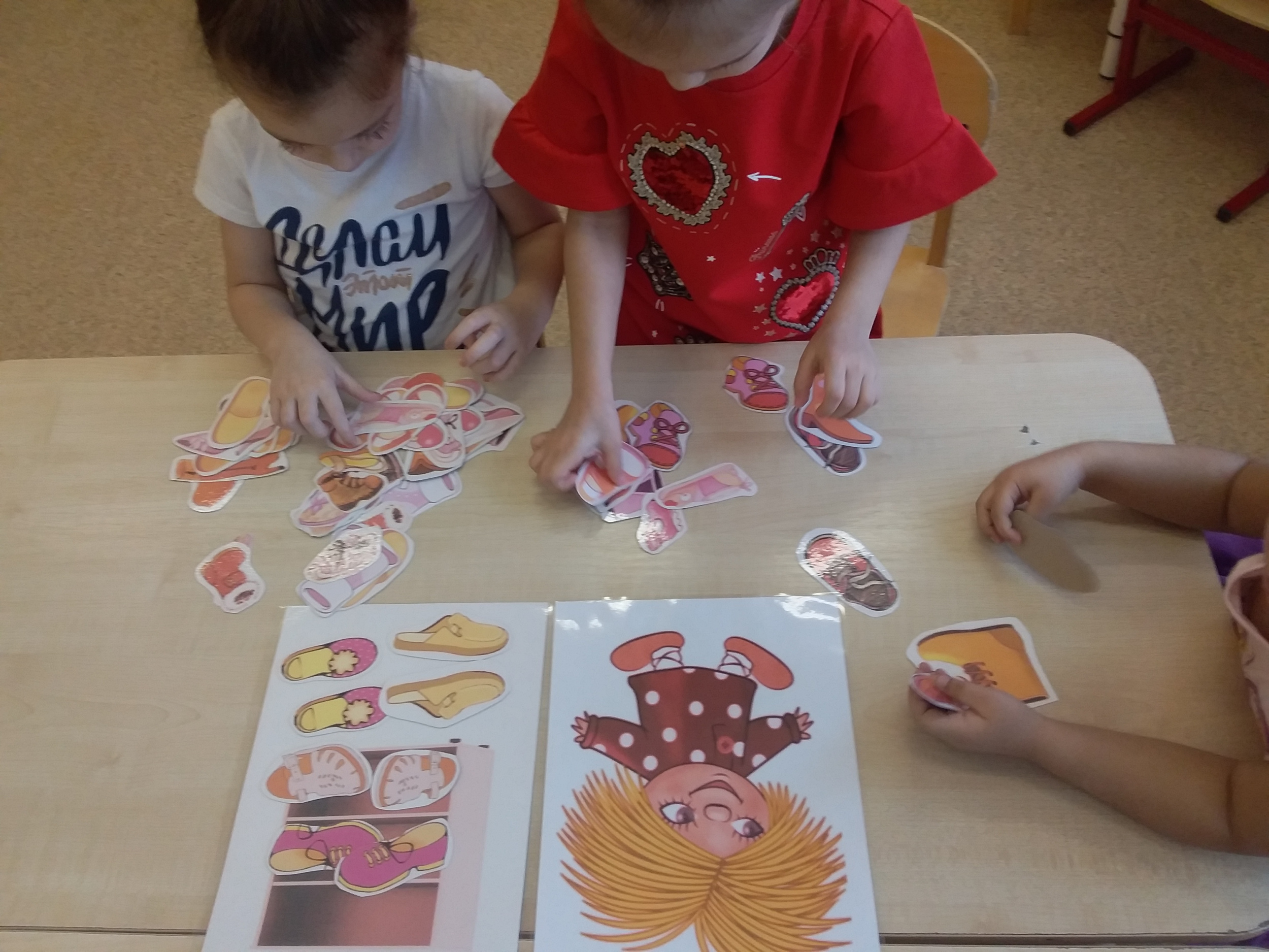 Упражнение «Помоги Домовёнку Кузе найти парную обувь и поставить её на обувную полку» Упражнение «Помоги Домовёнку Кузе найти парную обувь и поставить её на обувную полку»