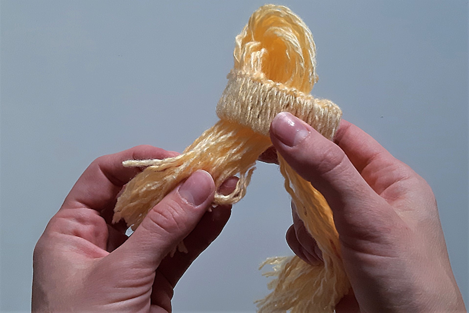 Обвязываем картонную втулку пряжей Обвязываем картонную втулку пряжей