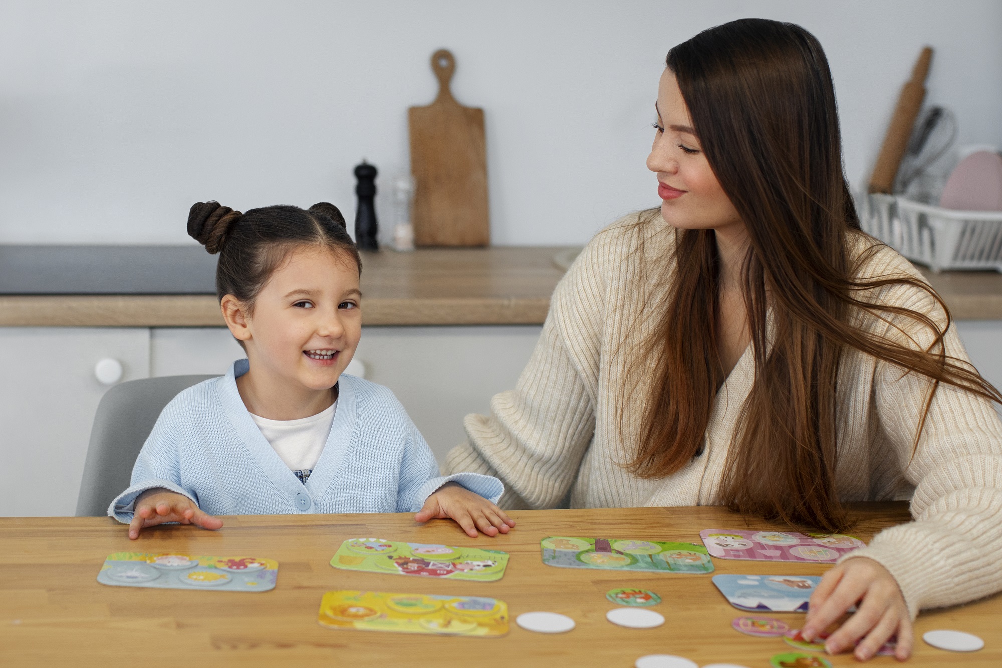 02 medium-shot-mother-girl-playing-game.jpg