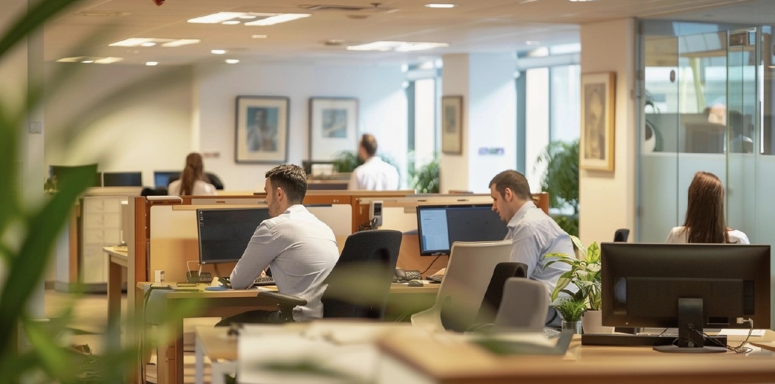 1 ludi-rabotaut-v-ofise-na-komp-uterah.jpg