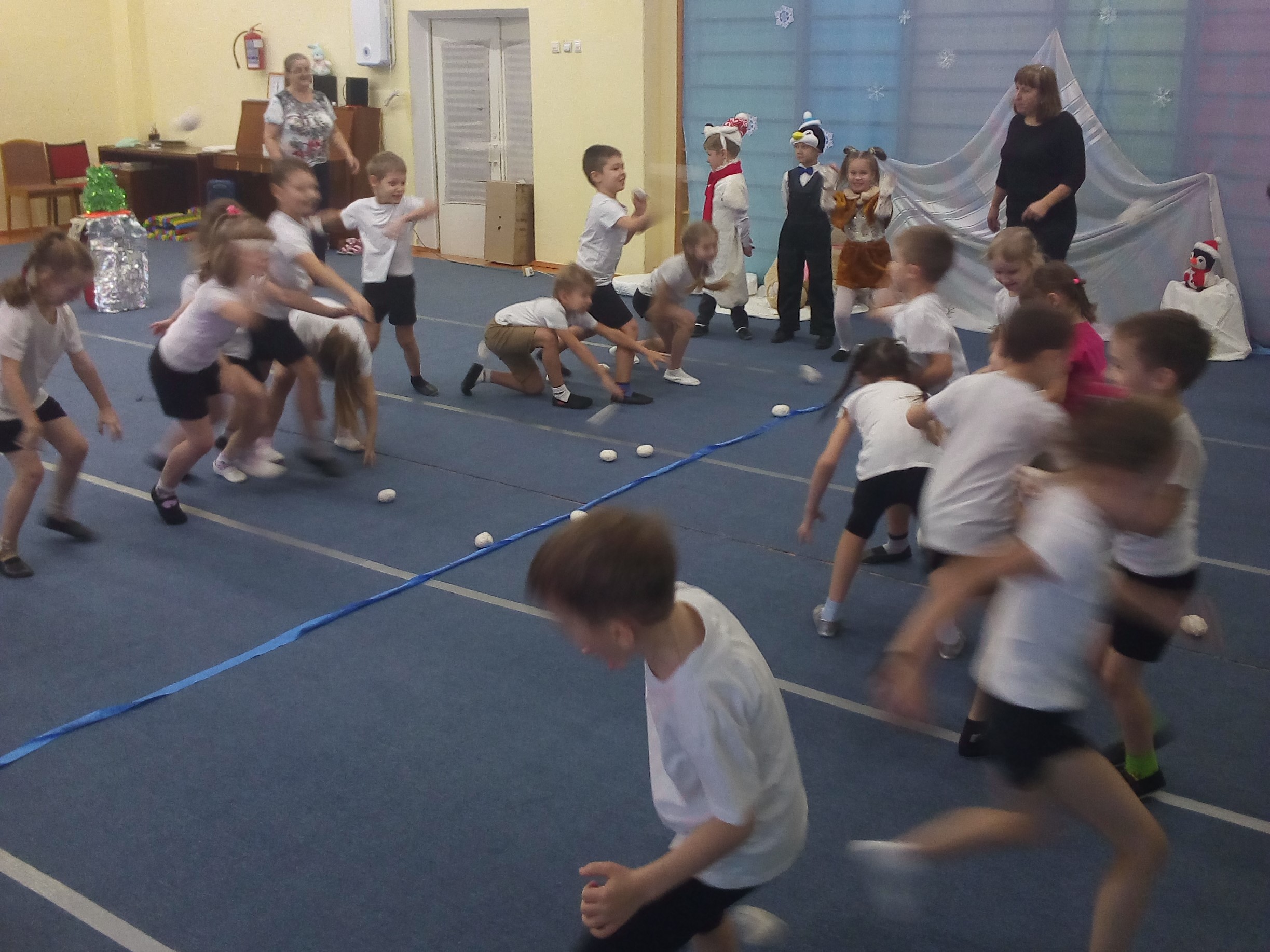 Эстафета «Перебрось снежок» Эстафета «Перебрось снежок»