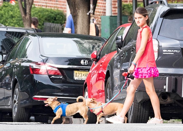 Сури Круз одна выгуливает собак в Нью-Йорке 2.jpg