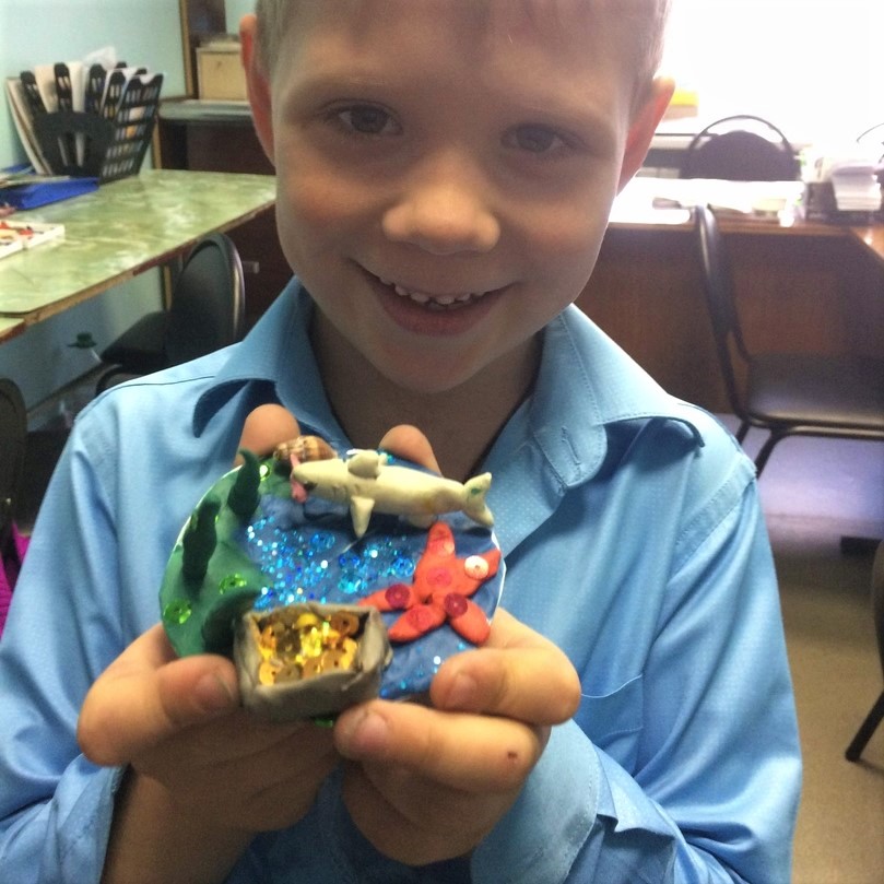 Ребенок с поделкой Ребенок с поделкой