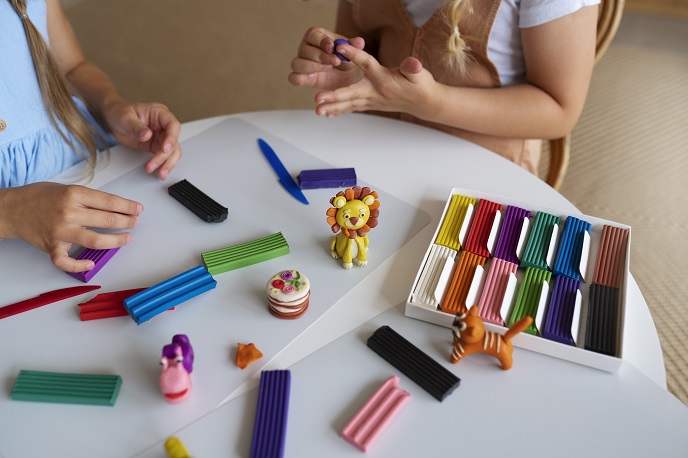Дети с пластелином Дети с пластелином