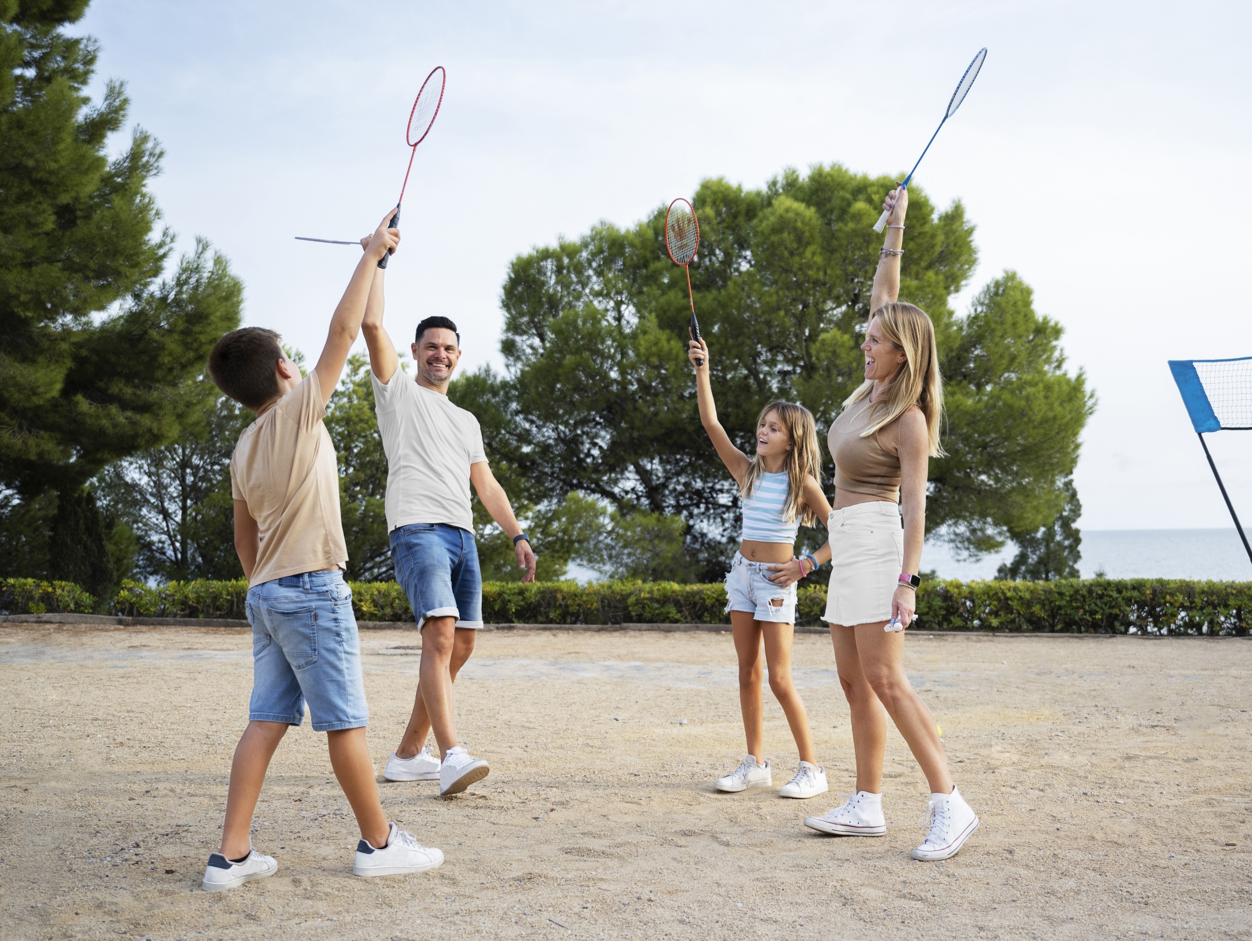 01 full-shot-family-playing-badminton.jpg