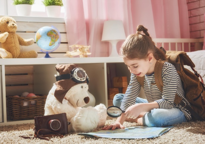 Девочка выбирает маршрут путешествия по карте.jpeg