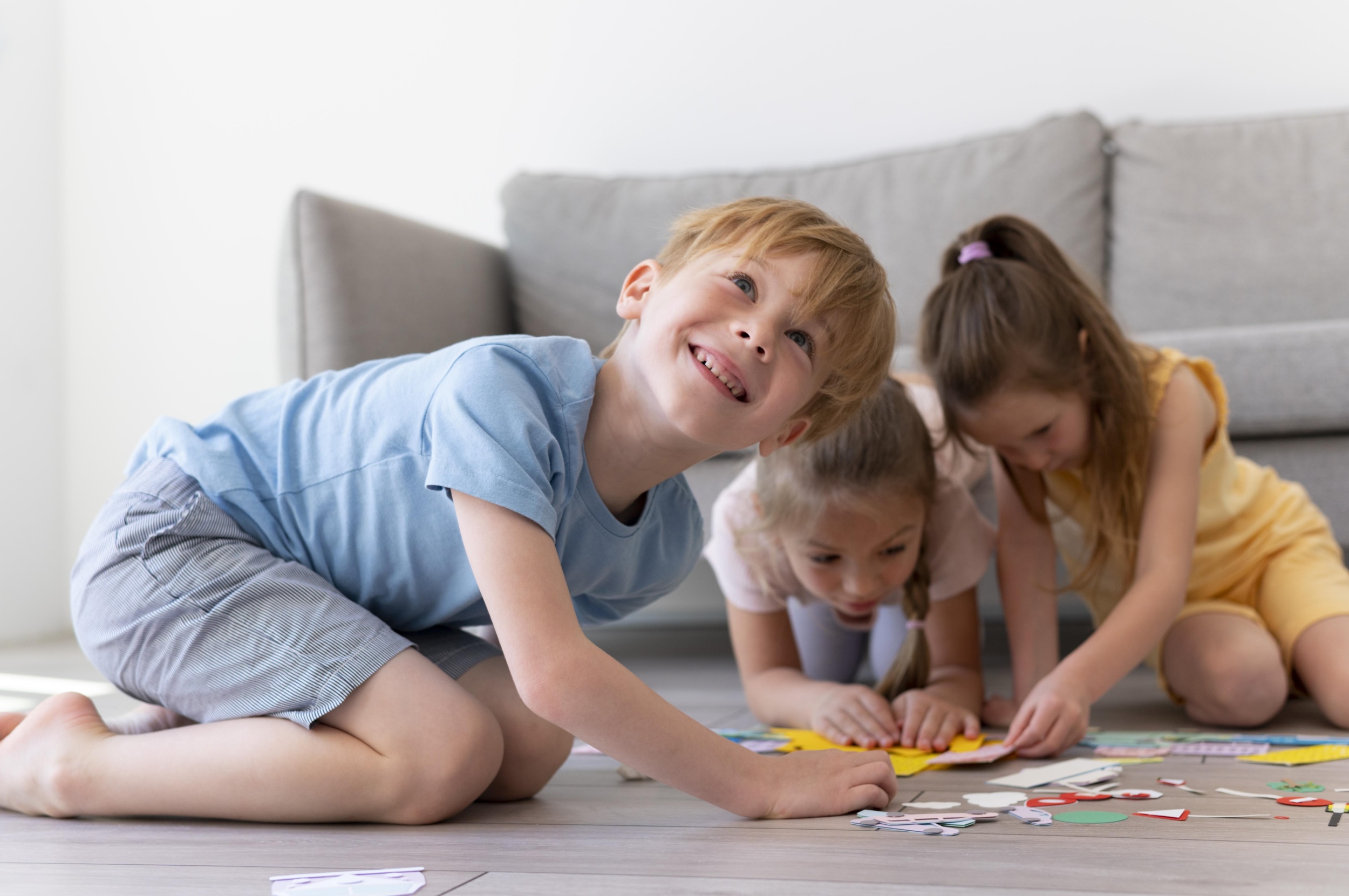 1 deti-igraut-s-bumagoi-v-polnyi-rost.jpg