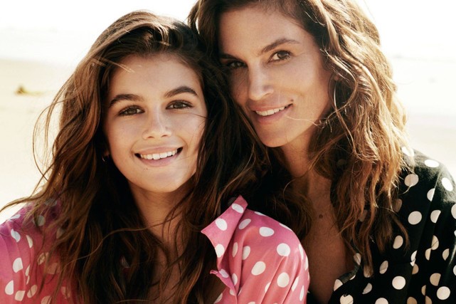 Синди Кроуфорд советуется с дочерью, как лучше вести соцсети Синди Кроуфорд советуется с дочерью, как лучше вести соцсети